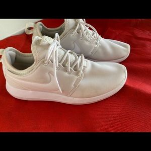 White Nike Roshe